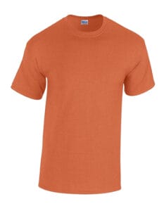 En orange T-shirt hænger på en hvid baggrund. Der ses ingen tekst eller andre elementer omkring T-shirten.