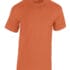 En orange T-shirt hænger på en hvid baggrund. Der ses ingen tekst eller andre elementer omkring T-shirten.