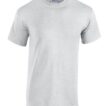 En grå T-shirt med korte ærmer er vist mod en hvid baggrund. Teksten på indersiden af kraven lyder: "GILDAN."