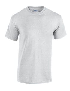 En grå T-shirt med korte ærmer er vist mod en hvid baggrund. Teksten på indersiden af kraven lyder: "GILDAN."