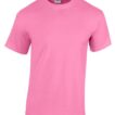 Lyserød T-shirt uden mønstre hænger mod en hvid baggrund. Mærket indeni viser "GILDAN".