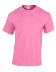 Lyserød T-shirt uden mønstre hænger mod en hvid baggrund. Mærket indeni viser "GILDAN".