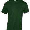 En mørkegrøn T-shirt vises forfra med korte ærmer og en rund halsudskæring. Der står "Gildan" på indersiden af kraven. Baggrunden er hvid.