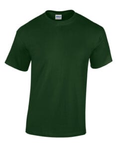 En mørkegrøn T-shirt vises forfra med korte ærmer og en rund halsudskæring. Der står "Gildan" på indersiden af kraven. Baggrunden er hvid.
