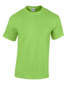 En lysegrøn T-shirt udstilles mod en hvid baggrund. På den indvendige del af T-shirten kan man se mærket "Gildan".