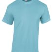 En lys blå T-shirt med korte ærmer hænger i et neutralt lys. Mærket "Gildan" er synligt på etiketten ved kraven.