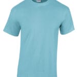 En lys blå T-shirt med korte ærmer hænger i et neutralt lys. Mærket "Gildan" er synligt på etiketten ved kraven.