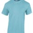 En lys blå T-shirt med korte ærmer hænger i et neutralt lys. Mærket "Gildan" er synligt på etiketten ved kraven.