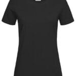 Sort t-shirt hænger i luften mod en hvid baggrund. T-shirten er enkel med korte ærmer og en rund halsudskæring.