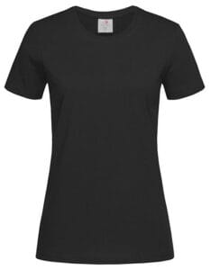 Sort t-shirt hænger i luften mod en hvid baggrund. T-shirten er enkel med korte ærmer og en rund halsudskæring.