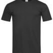 Sort T-shirt hænger tomt, set forfra. Enkel kortærmet design, rund hals, ingen grafik eller tekst. Baggrund er ensfarvet lys, fremhæver trøjens detaljer.