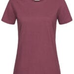 Bordeauxfarvet t-shirt placeres oprejst mod en hvid baggrund, uden ekstra detaljer eller tekst. T-shirten har korte ærmer og en rund halsudskæring.