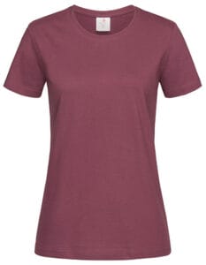 Bordeauxfarvet t-shirt placeres oprejst mod en hvid baggrund, uden ekstra detaljer eller tekst. T-shirten har korte ærmer og en rund halsudskæring.