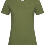 En olivengrøn T-shirt hænger på en usynlig bøjle. Den er kortærmet med en rund halsudskæring og er tilpas stramtsiddende. Baggrunden er hvid og ensfarvet.