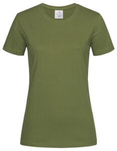 En olivengrøn T-shirt hænger på en usynlig bøjle. Den er kortærmet med en rund halsudskæring og er tilpas stramtsiddende. Baggrunden er hvid og ensfarvet.