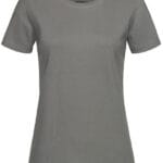 Grå t-shirt udstillet på en neutral hvid baggrund.