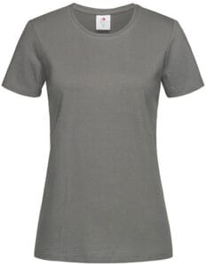 Grå t-shirt udstillet på en neutral hvid baggrund.