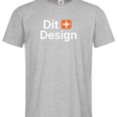 Grå T-shirt viser teksten "Dit Design" i hvid med et orange plustegn mellem ordene. T-shirten hænger fladt i et neutralt miljø.