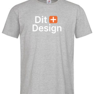 Grå T-shirt viser teksten "Dit Design" i hvid med et orange plustegn mellem ordene. T-shirten hænger fladt i et neutralt miljø.