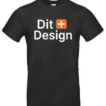 Sort T-shirt viser teksten "Dit + Design" i hvidt og orange; præsenterer et simpelt, minimalistisk design.