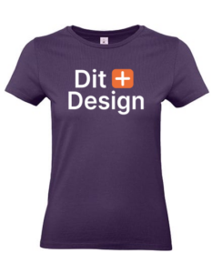 Lilla T-shirt med teksten "Dit Design" i hvid skrift og et orange plus-ikon. T-shirten ses forfra på en ensfarvet baggrund.