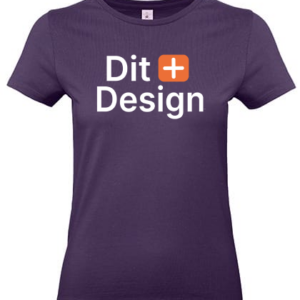 Lilla T-shirt med teksten "Dit Design" i hvid skrift og et orange plus-ikon. T-shirten ses forfra på en ensfarvet baggrund.