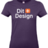 Lilla T-shirt med teksten "Dit Design" i hvid skrift og et orange plus-ikon. T-shirten ses forfra på en ensfarvet baggrund.