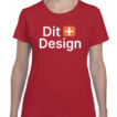 Rød T-shirt med teksten "Dit + Design" trykt i hvid og orange på forsiden. Personen bærer skjorten og står mod en neutral baggrund.