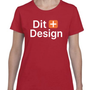 Rød T-shirt med teksten "Dit + Design" trykt i hvid og orange på forsiden. Personen bærer skjorten og står mod en neutral baggrund.