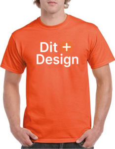 En person iført en orange t-shirt med teksten "Dit + Design". Personen står mod en neutral baggrund og har ingen synlige ansigtstræk.