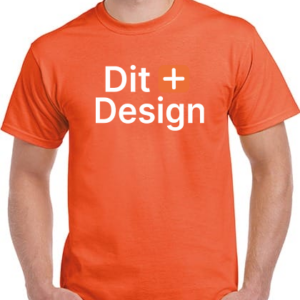 En person iført en orange t-shirt med teksten "Dit + Design". Personen står mod en neutral baggrund og har ingen synlige ansigtstræk.