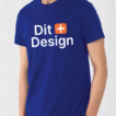 Person iført en blå t-shirt står oprejst. På t-shirten står teksten "Dit Design" med en orange firkant mellem ordene, viser mulighed for personlig tilpasning. Baggrunden er hvid.