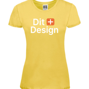 Gul T-shirt viser teksten "Dit + Design" på fronten. Kortærmet, centreret på hvid baggrund.