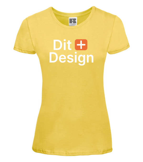 Gul T-shirt viser teksten "Dit + Design" på fronten. Kortærmet, centreret på hvid baggrund.