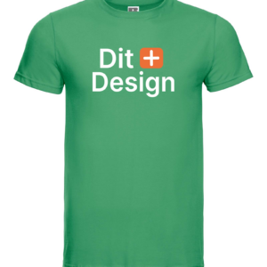 Grøn T-shirt viser teksten "Dit + Design". Den hænger i et neutralt, hvidt rum, uden synlige detaljer i omgivelserne.