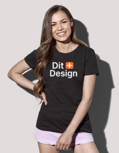 Kvinde står smilende iført sort t-shirt med teksten "Dit Design" i hvidt og orange. Hun har langt, mørkt hår og står mod en lys baggrund.