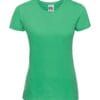 En grøn T-shirt med rund hals og kortærmer vises forfra imod en hvid baggrund. Mærket "Russell" er synligt på indvendigt mærke.