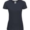 En sort T-shirt med korte ærmer hænger på en usynlig bøjle. På indersiden af kraven ses et mærkat med teksten "Russell" under et logo med bogstavet "R".
