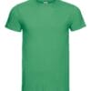 En ensfarvet, grøn T-shirt hænger frit mod en hvid baggrund. Den har korte ærmer og rund hals. Et lille logo er synligt på indersiden af kraven.