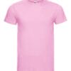 Lyserød t-shirt hænger statisk i et neutralt, hvidt studieomgivelse. Trekantet label med logo er synlig ved halsudskæringen. Ingen yderligere detaljer eller tekst til stede.