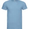 En lyseblå T-shirt med korte ærmer og rund hals vises på en hvid baggrund. Trøjen er ensfarvet uden mønster eller tekst.