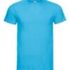 En lyseblå t-shirt med korte ærmer og rund hals ligger fladt i en enkel, hvid baggrund.