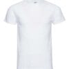 Hvid T-shirt, der hænger på en neutral baggrund, uden synligt tryk eller grafik. Den har korte ærmer og en rund halsåbning.