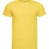 En gul t-shirt hænger frit mod en hvid baggrund. T-shirten har korte ærmer og en rund hals.