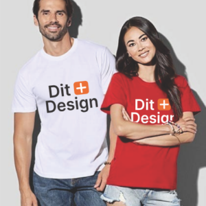 To personer står smilende sammen iført T-shirts. Manden bærer en hvid T-shirt, kvinden en rød. Begge trøjer har teksten "Dit Design" i sort med et orange plus-tegn.