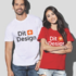 To personer står smilende sammen iført T-shirts. Manden bærer en hvid T-shirt, kvinden en rød. Begge trøjer har teksten "Dit Design" i sort med et orange plus-tegn.