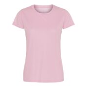 Lyserød t-shirt hænger uden dekoration eller mønster på en hvid baggrund.