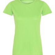 En lys grøn t-shirt hænger uden ærmer, vist mod en neutral, hvid baggrund.