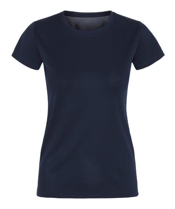 000250_NavyBlue_50_front En mørkeblå T-shirt vises stående oprejst imod en lys baggrund uden nogen tekst eller andre objekter i nærheden.