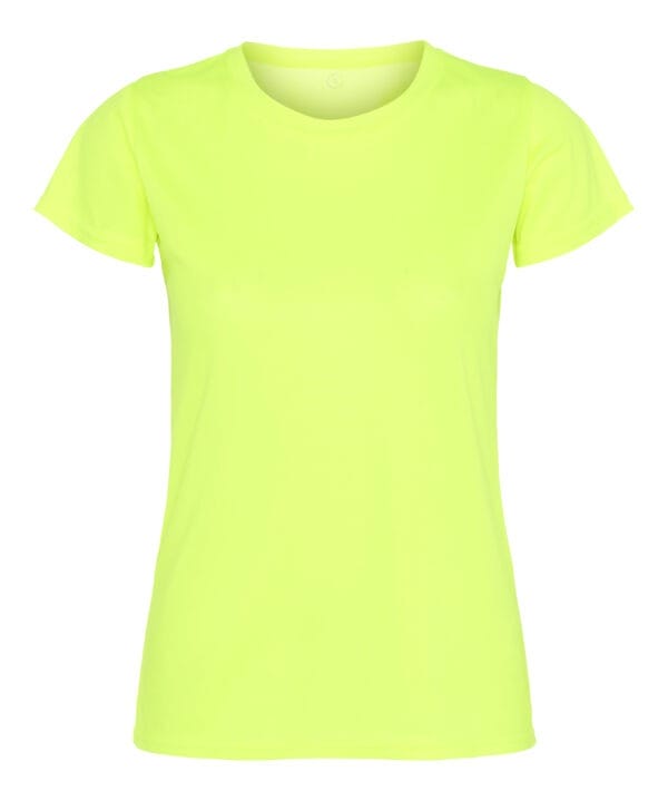 000250_NeonYellow_63_front Lysegul T-shirt hænger stille mod en hvid baggrund.